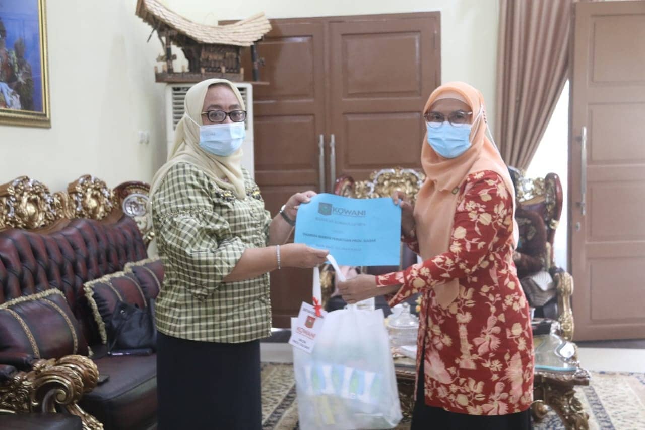 Wagub Serahkan Bantuan 250 Paket Kebutuhan Wanita dari Kowani Pusat